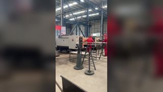 Officina funzionante della fabbrica della pompa con asta a ventosa